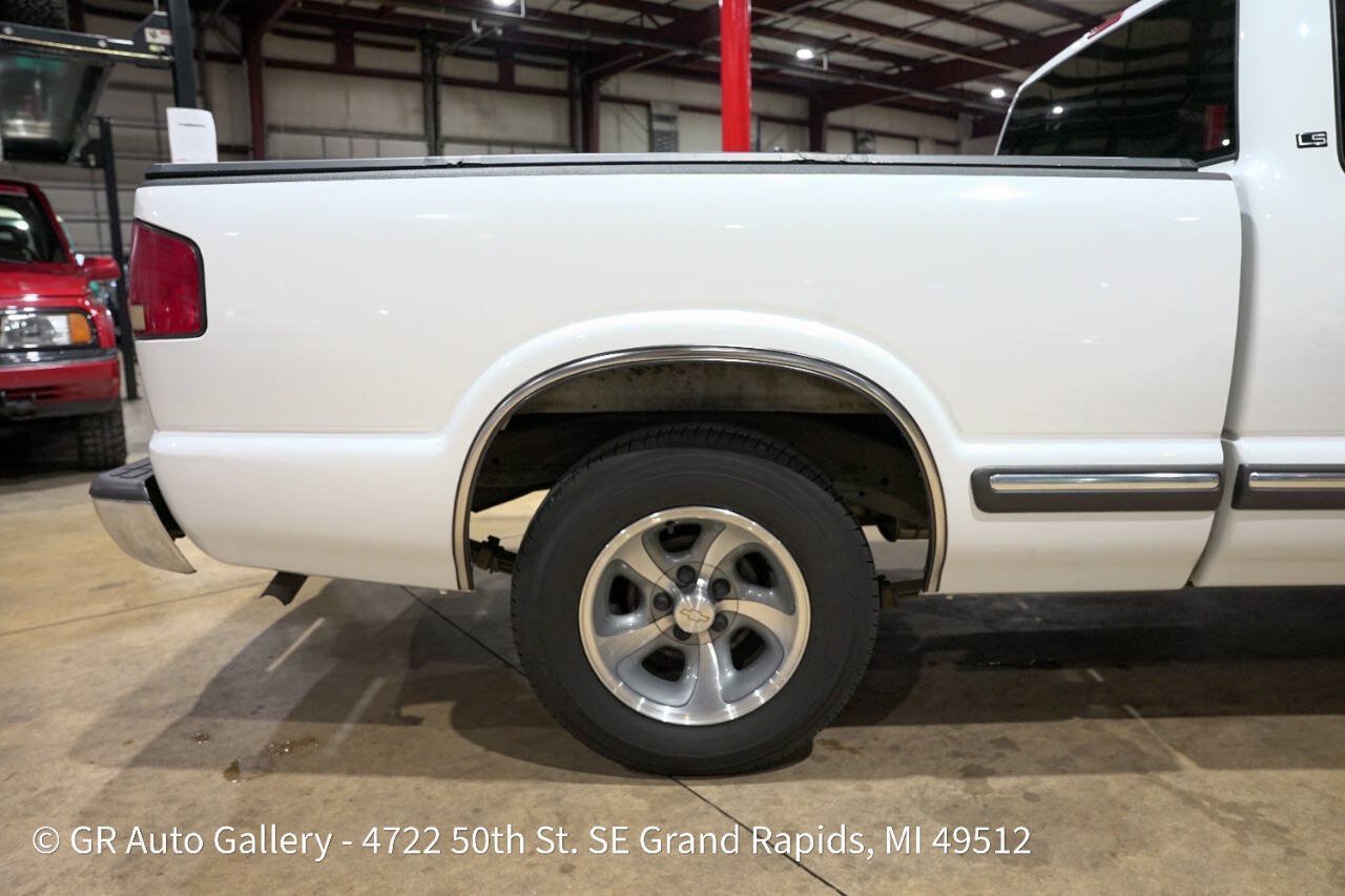 Used 2001 Chevrolet S10 Pickup LS w/ Preferred Equipment Group RWD image 9