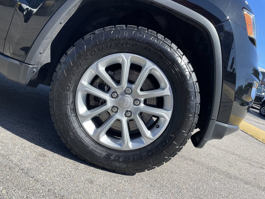 Certified 2021 Jeep Grand Cherokee Laredo AWD/4WD image 11