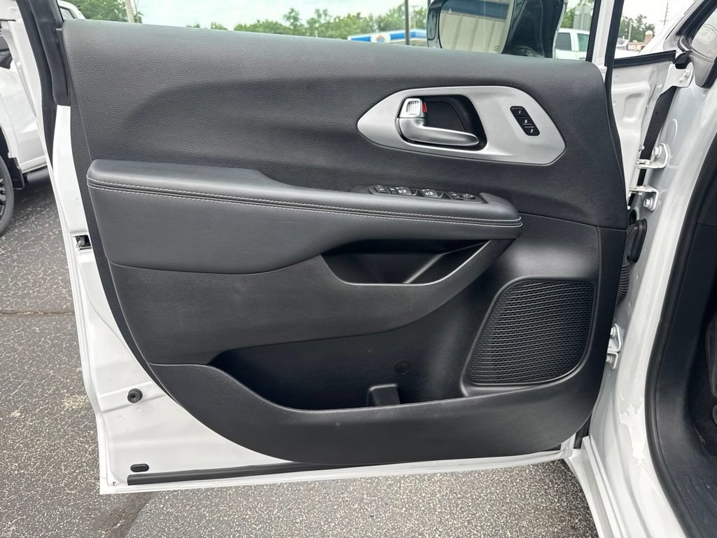 Used 2025 Chrysler Pacifica Limited FWD image 14