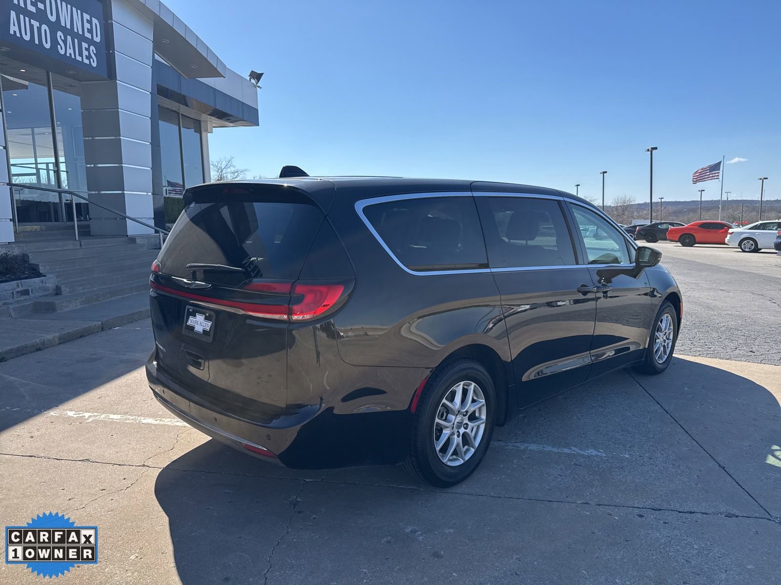 Used 2024 Chrysler Pacifica Touring-L FWD image 3