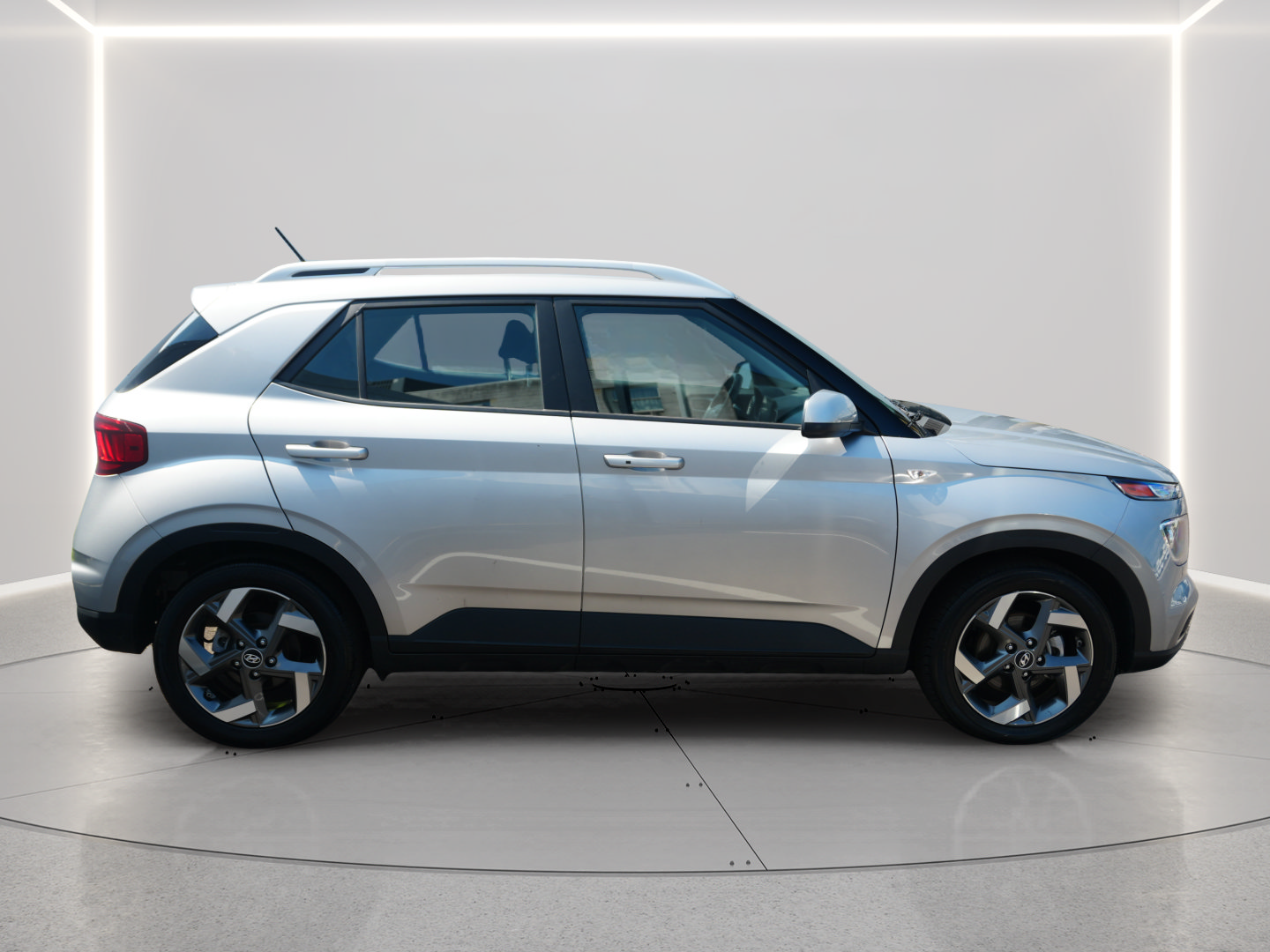Used 2025 Hyundai Venue SEL FWD image 6