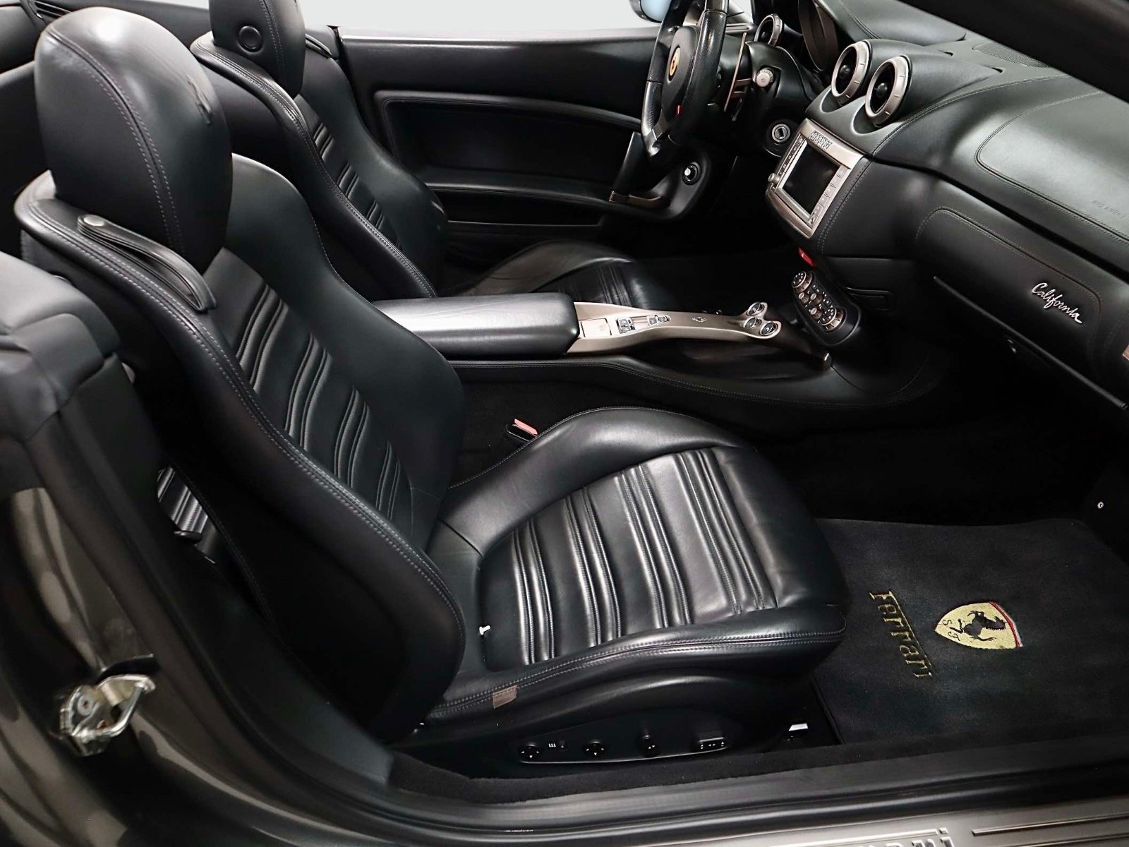 Used 2011 Ferrari California RWD image 13