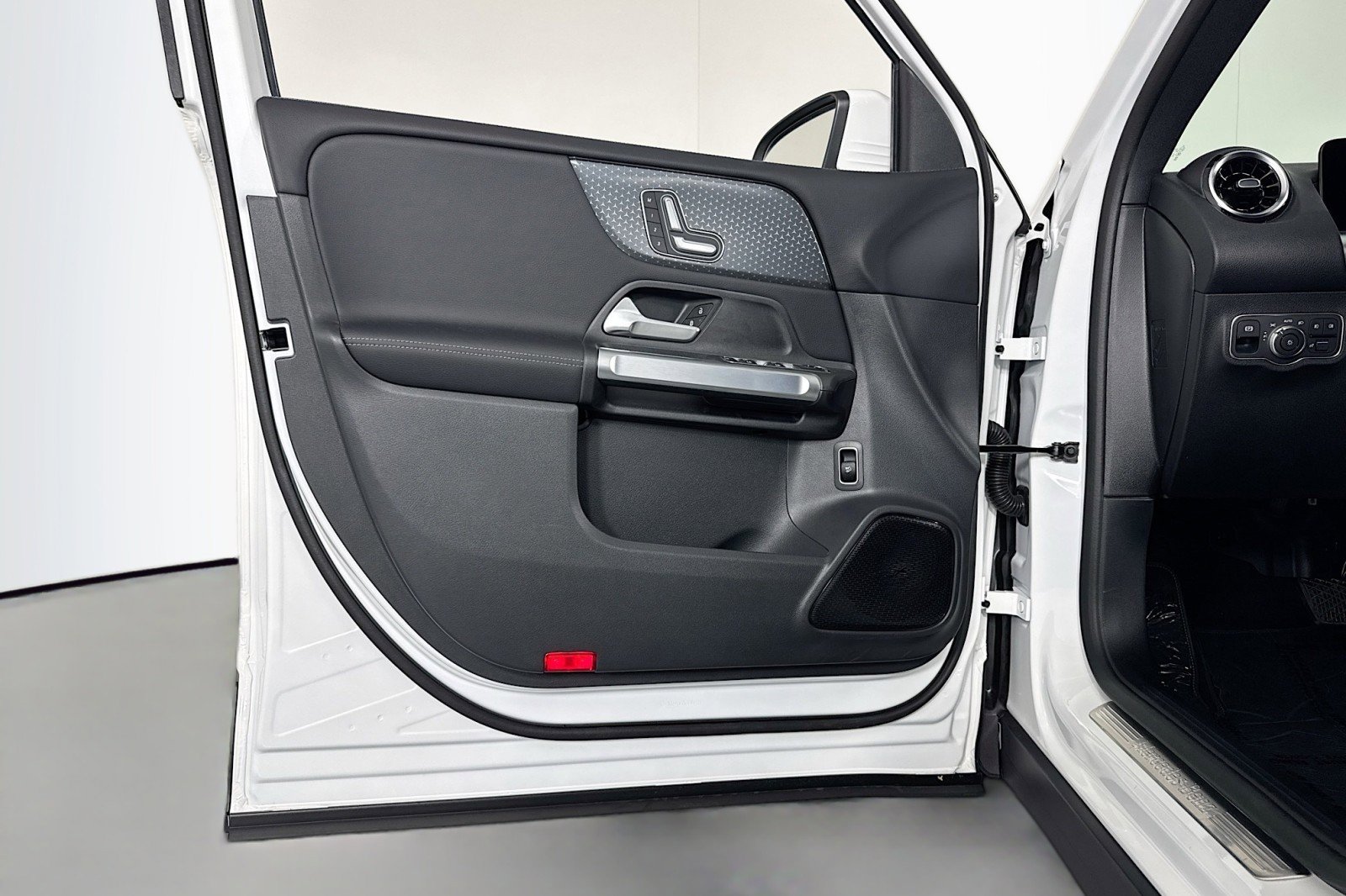 New 2026 Mercedes-Benz GLB 250 image 21