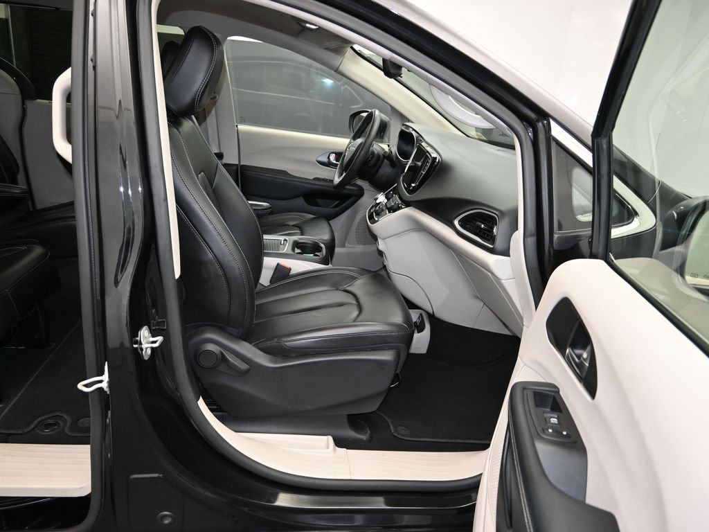 Certified 2023 Chrysler Pacifica Touring-L FWD image 28