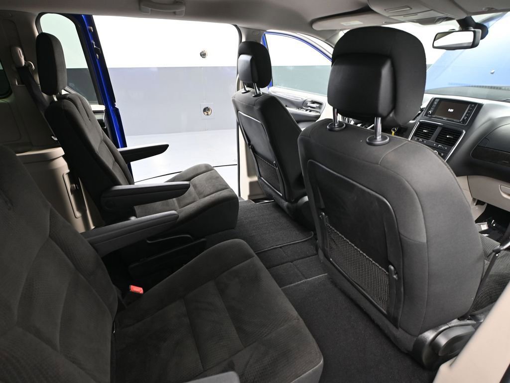 Used 2019 Dodge Grand Caravan SE w/ UConnect Hands-Free Group image 38