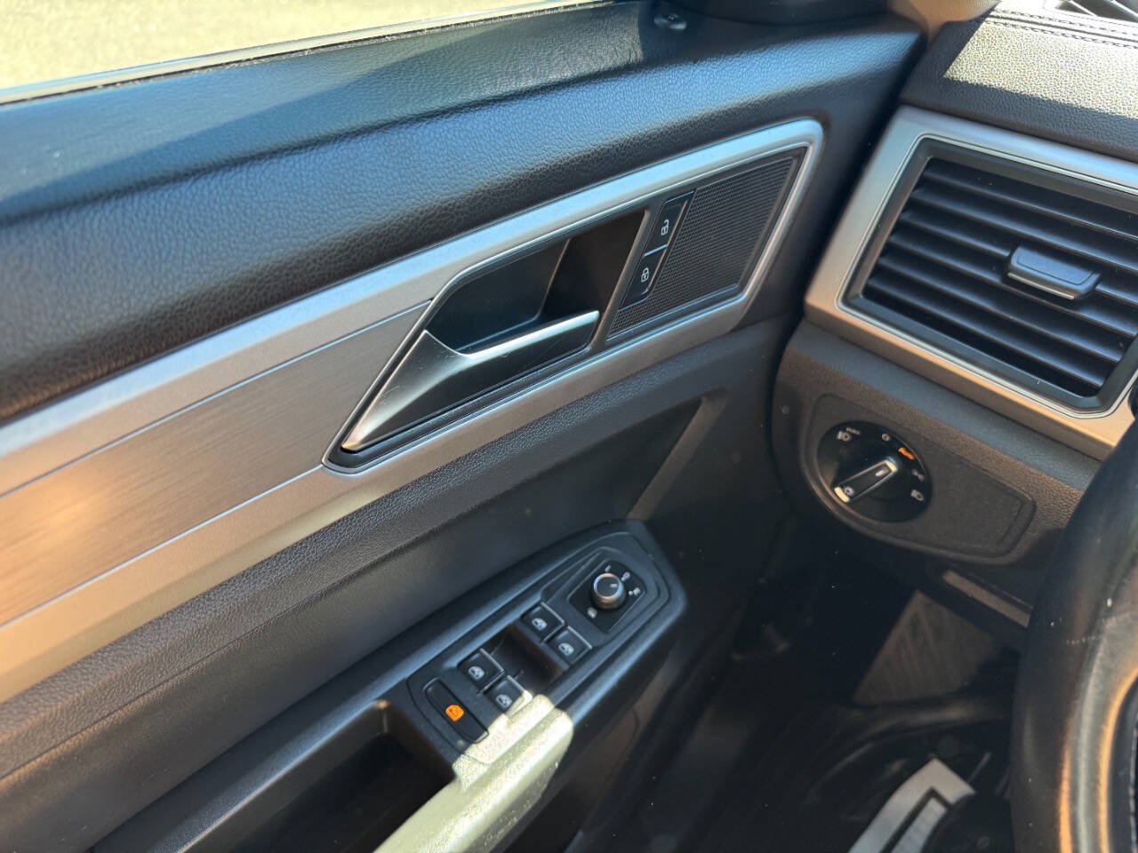 Used 2018 Volkswagen Atlas SE FWD image 26