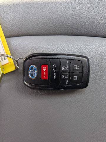 Used 2023 Toyota Sienna XLE FWD image 30