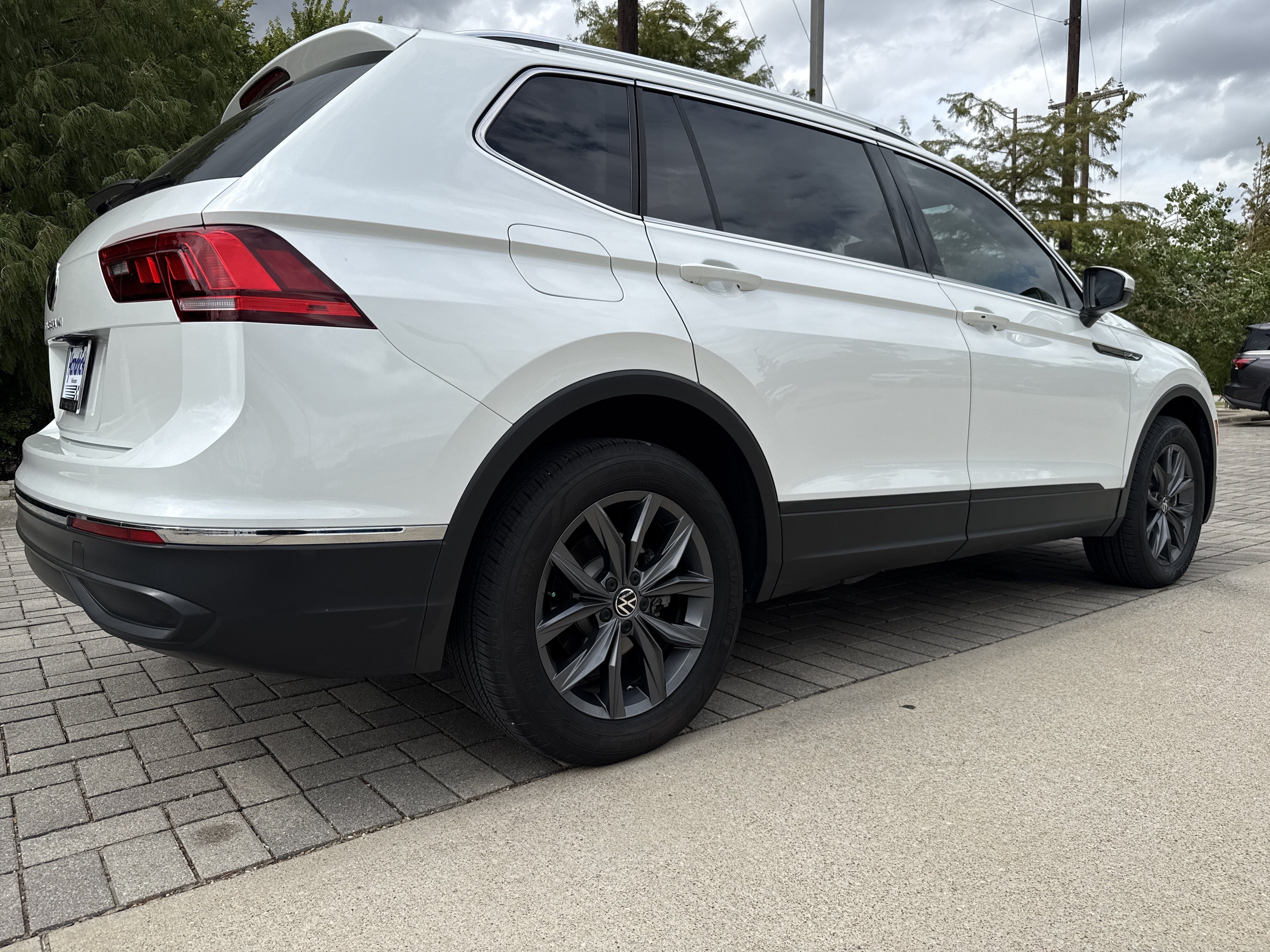Certified 2023 Volkswagen Tiguan SE w/ Panoramic Sunroof Package FWD image 9