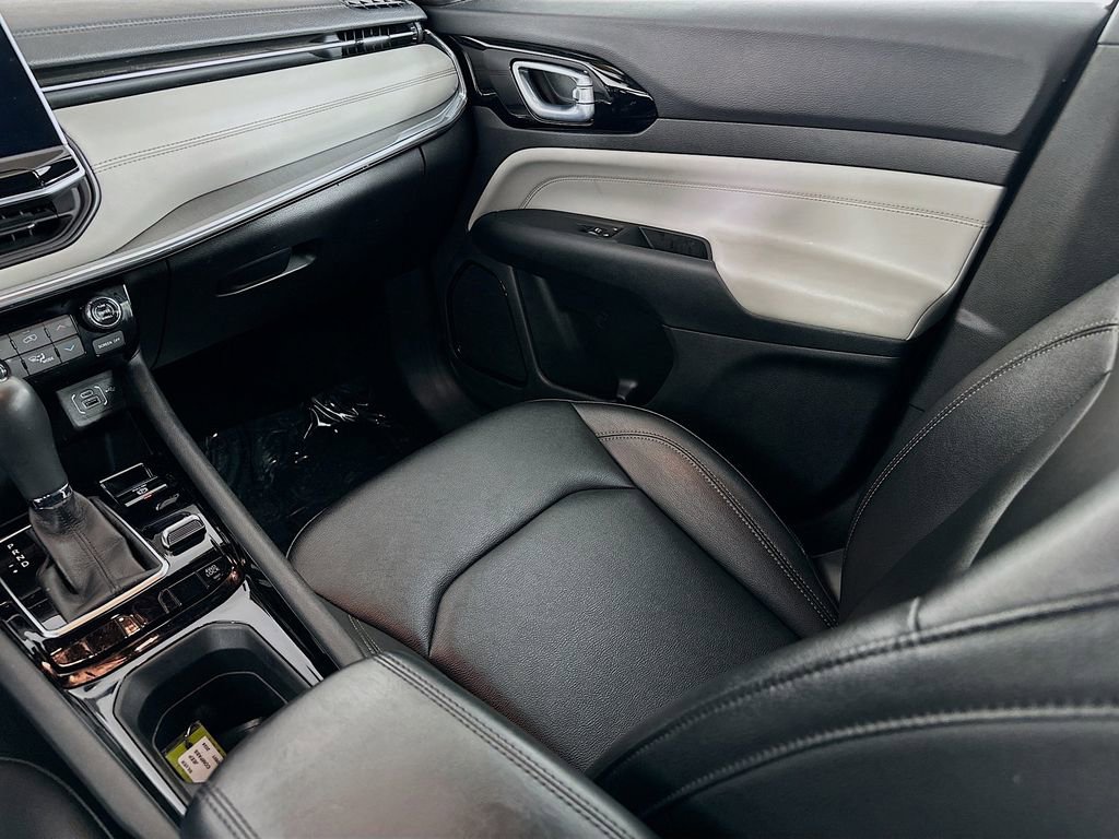 Certified 2024 Jeep Compass Limited image 33