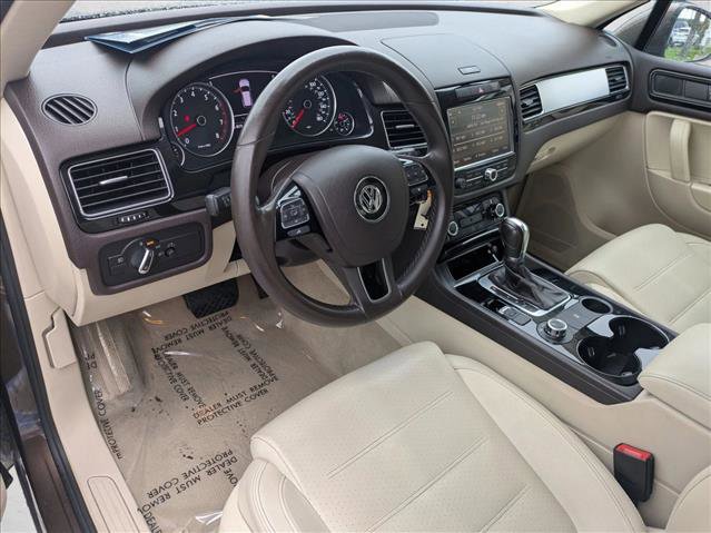Used 2013 Volkswagen Touareg Sport image 11