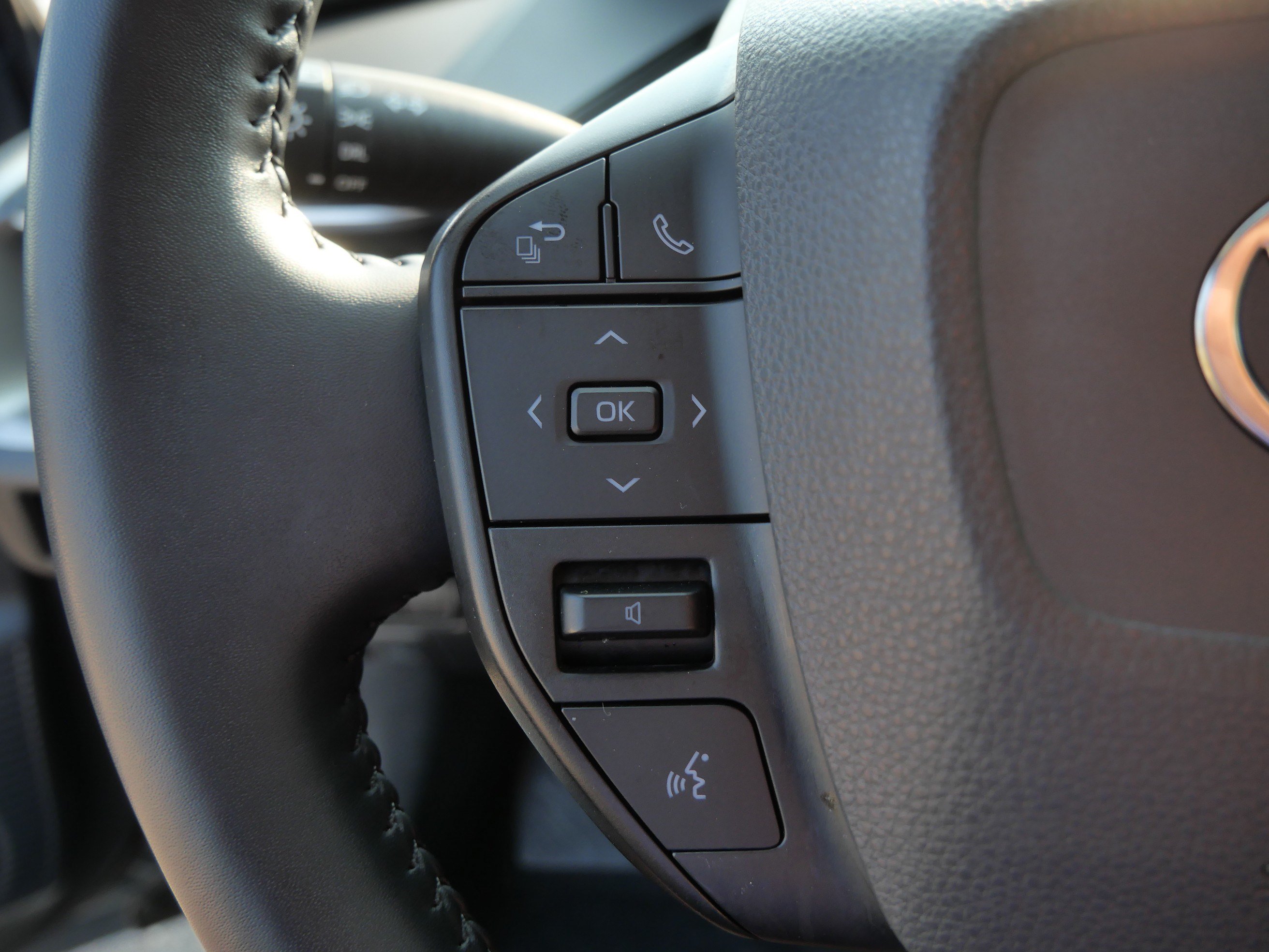 Certified 2025 Toyota Prius LE FWD image 28