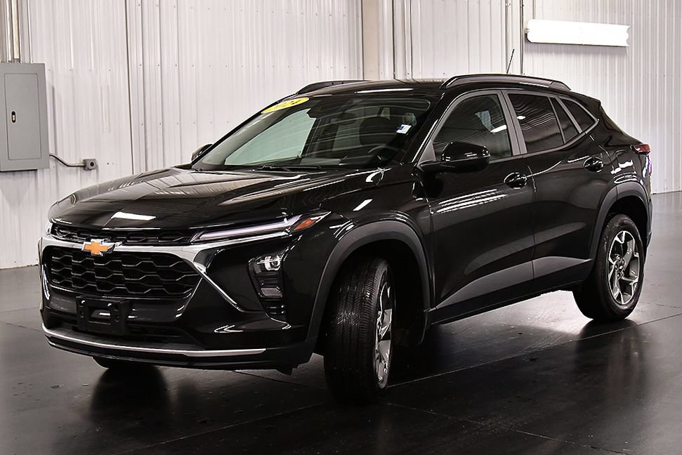Used 2024 Chevrolet Trax LT w/ Driver Confidence Package FWD image 3