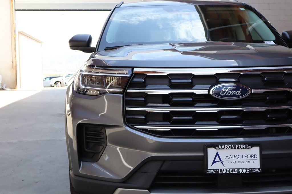 Used 2025 Ford Explorer Active AWD/4WD image 9