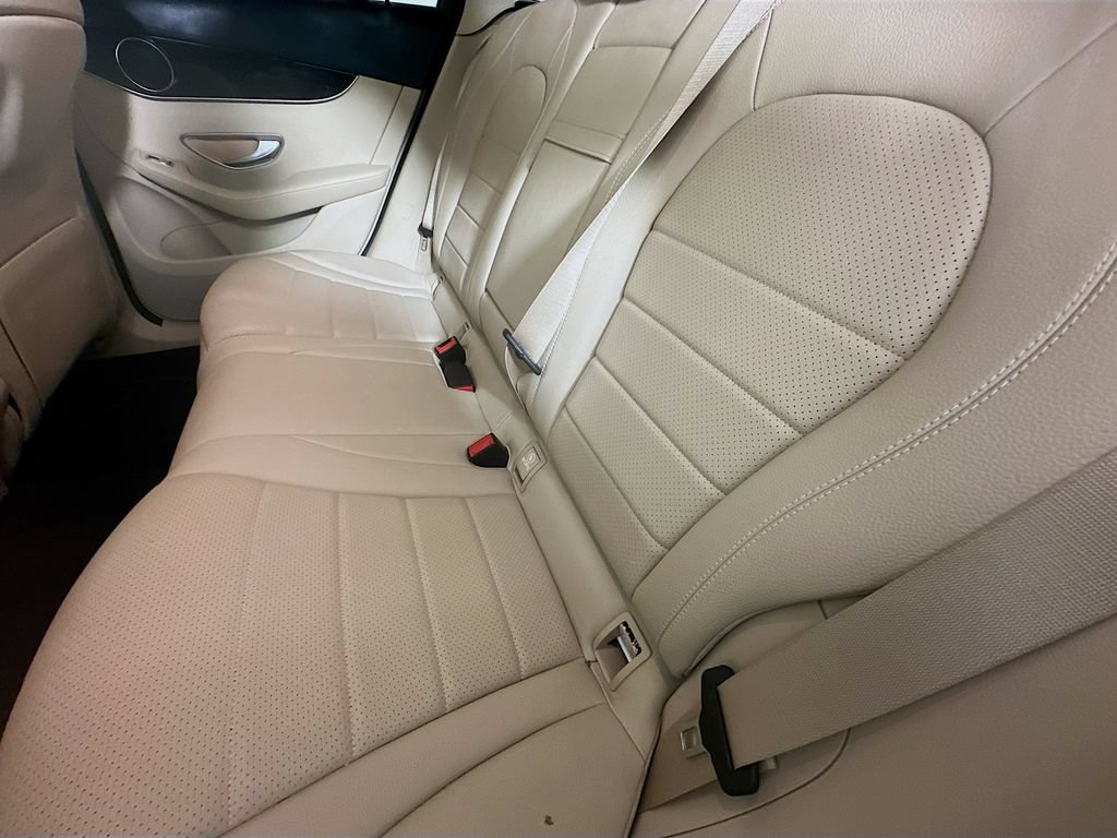 Used 2021 Mercedes-Benz GLC 300 image 4