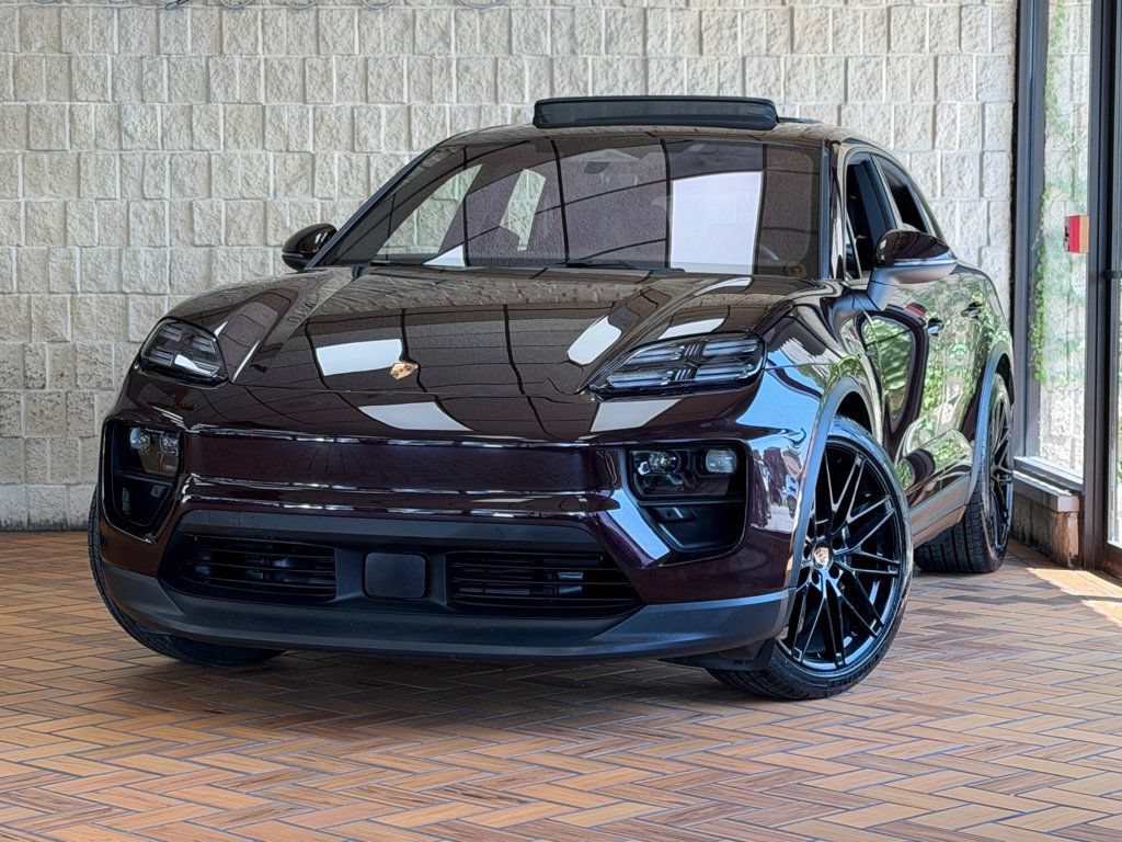 Used 2025 Porsche Macan Electric RWD image 2
