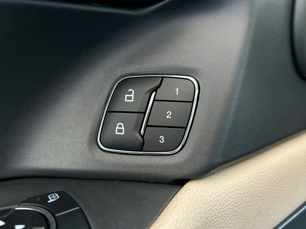 Used 2024 Ford Expedition Limited image 13