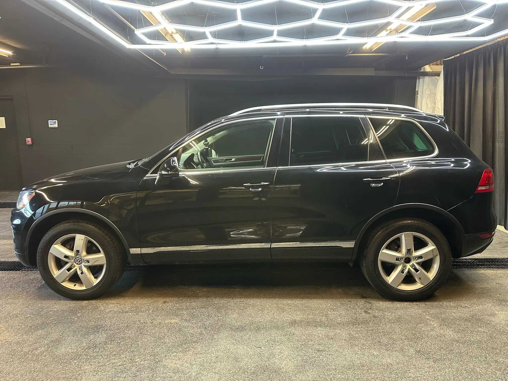 Used 2012 Volkswagen Touareg VR6 image 4