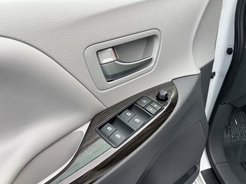 Used 2020 Toyota Sienna XLE FWD image 30