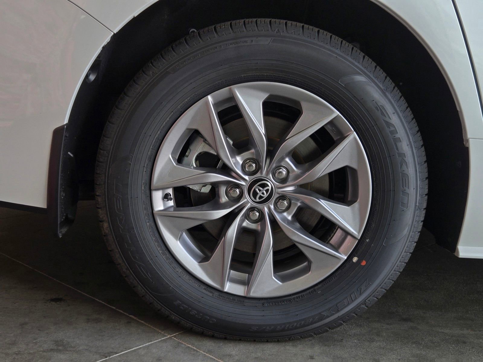 Certified 2026 Toyota Sienna XLE image 5