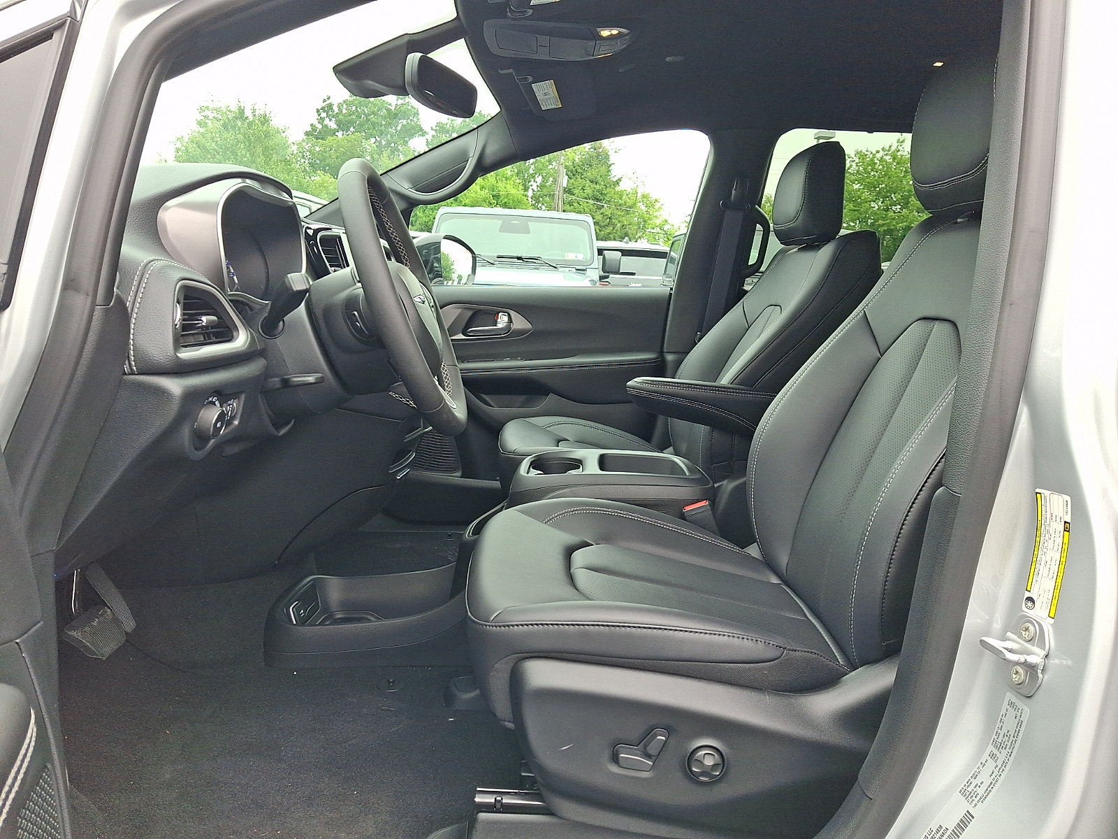 New 2026 Chrysler Pacifica Select AWD/4WD image 10