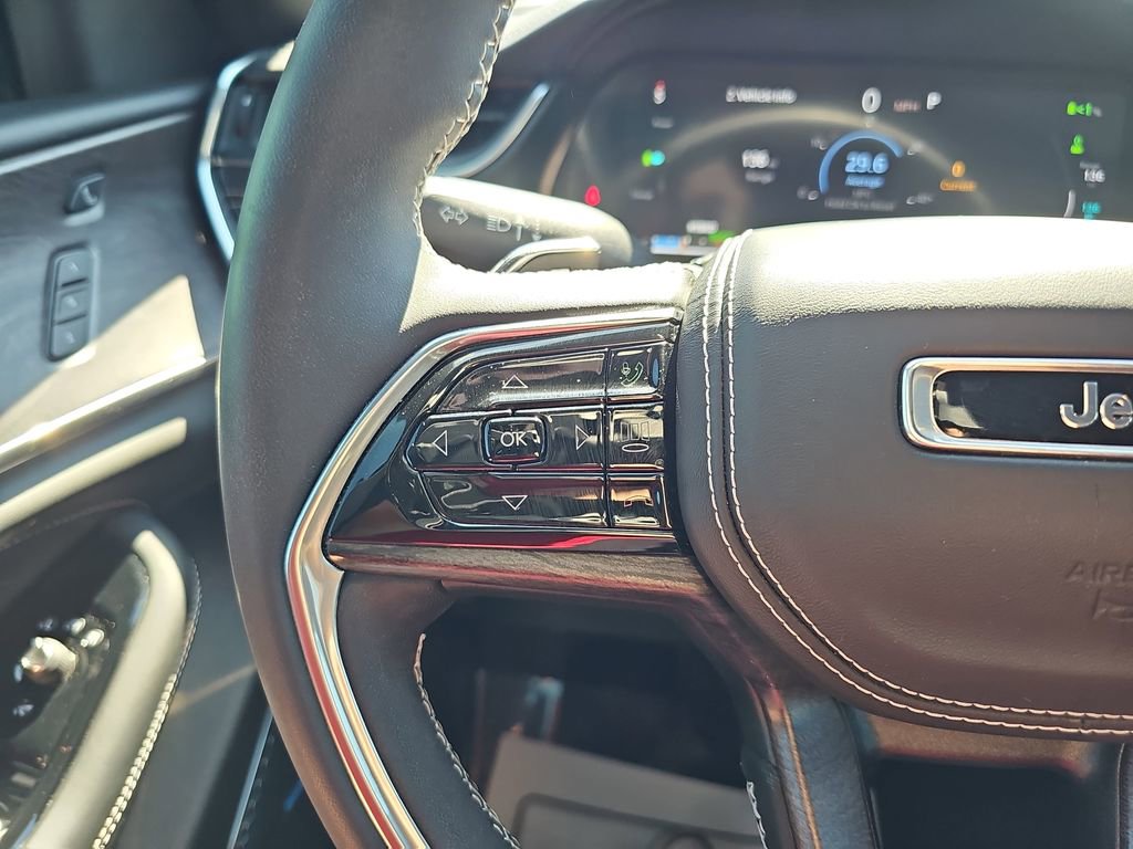 Used 2022 Jeep Grand Cherokee Overland w/ Luxury Tech Group IV image 21