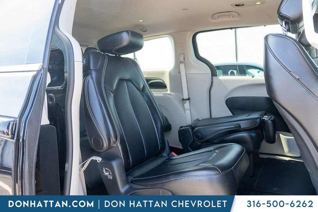 Used 2024 Chrysler Pacifica Touring-L image 19