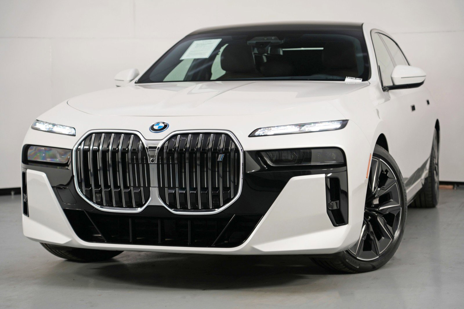 Used 2023 BMW i7 xDrive60 w/ Executive Package 2 image 3