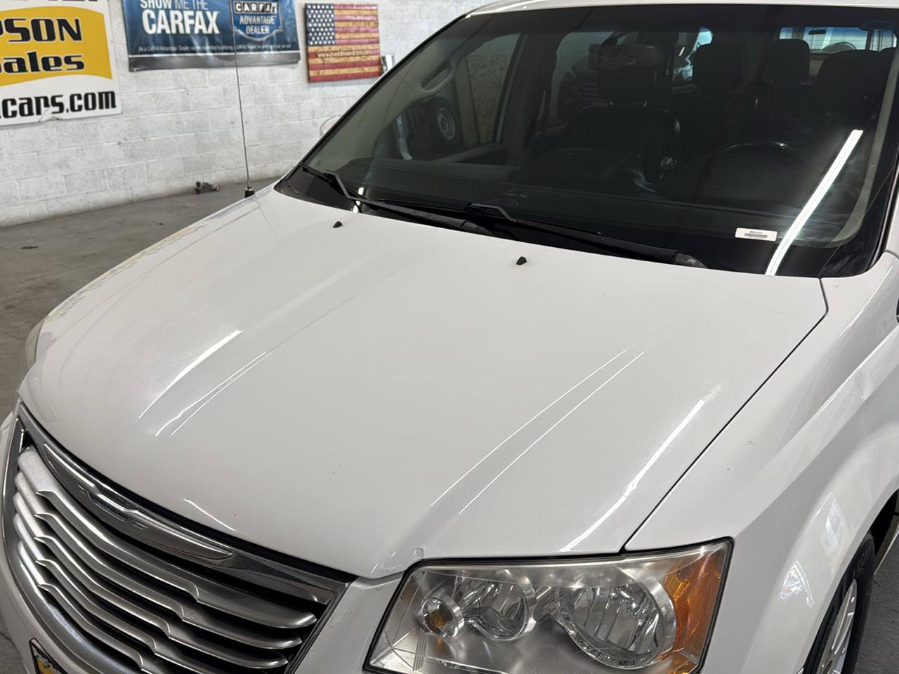 Used 2015 Chrysler Town & Country Touring FWD image 92