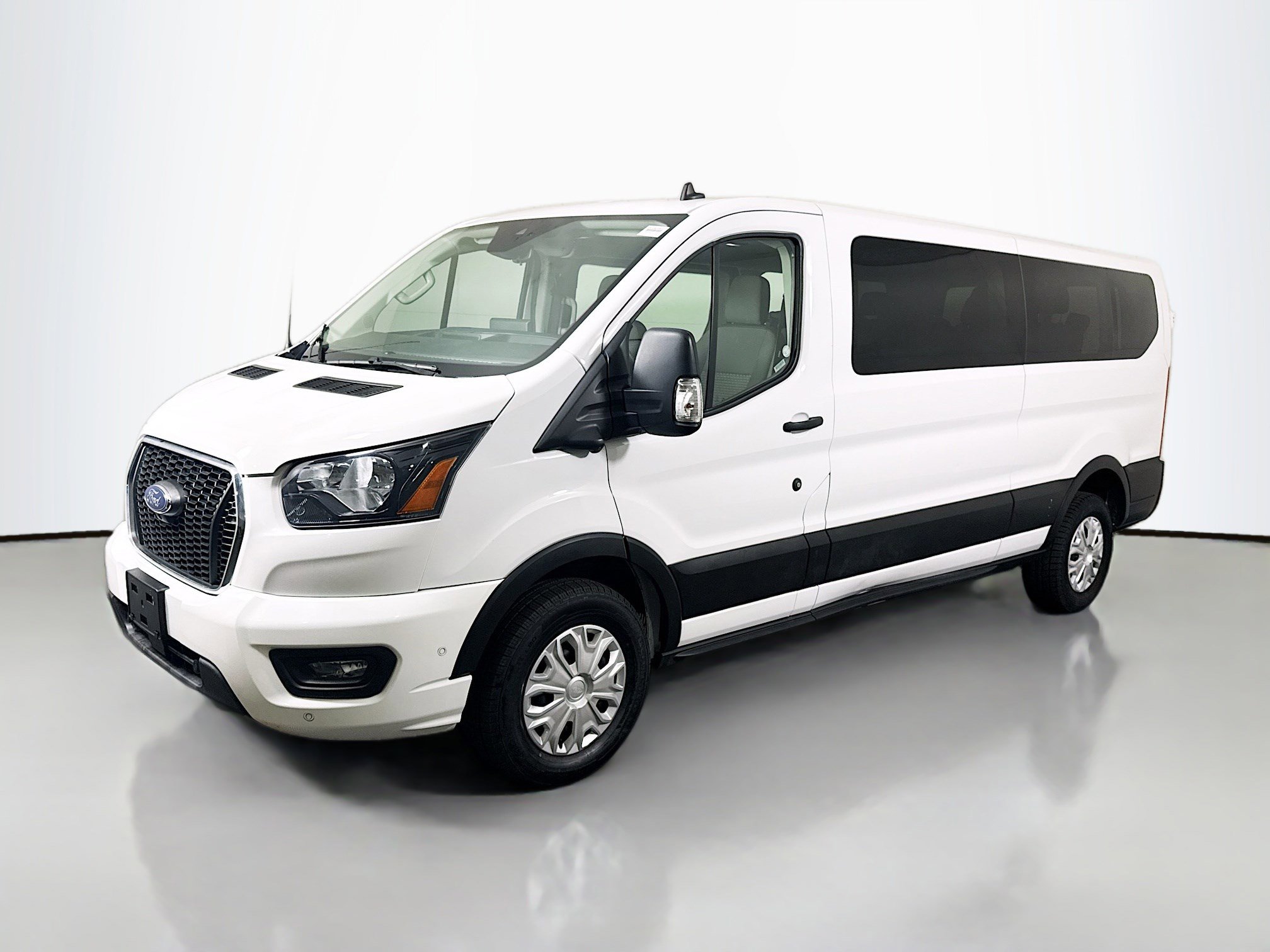 Used 2023 Ford Transit 350 XLT image 4