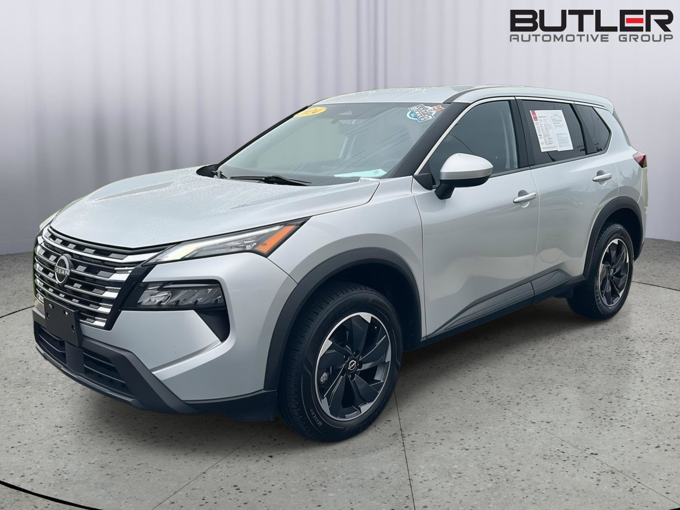 Used 2024 Nissan Rogue SV image 2