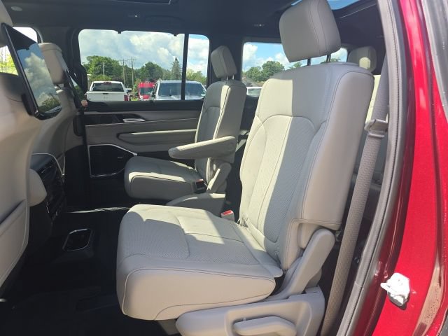 Certified 2025 Jeep Wagoneer Series III w/ Premium Group I AWD/4WD image 29