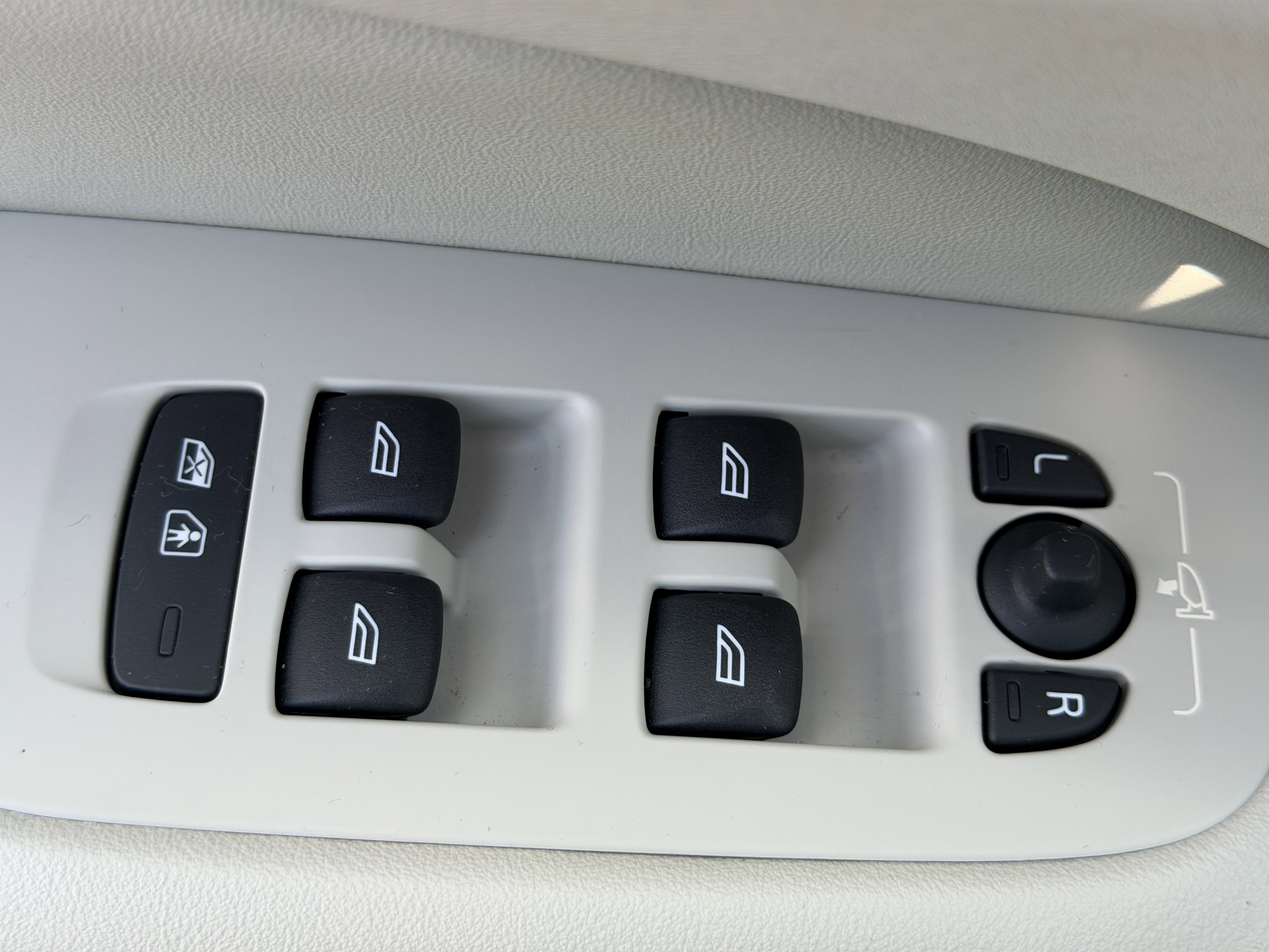 Certified 2024 Volvo S60 B5 Plus image 17