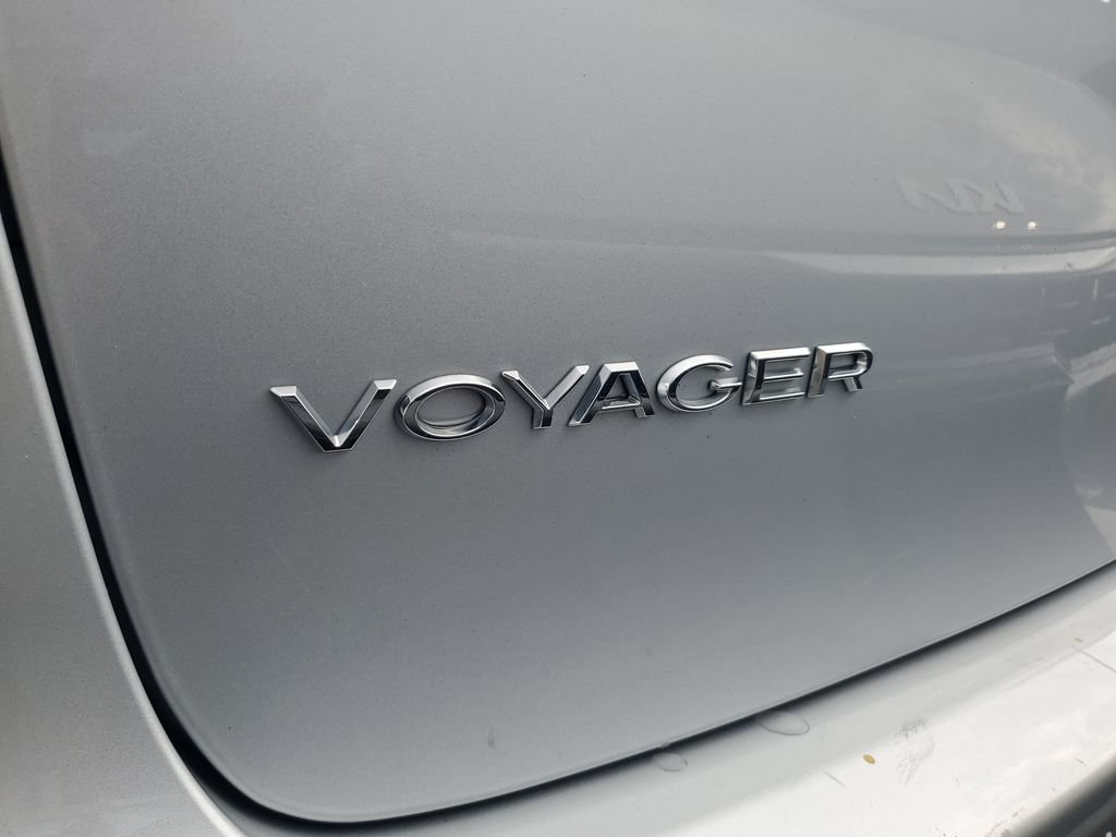 Used 2023 Chrysler Voyager LX FWD image 5
