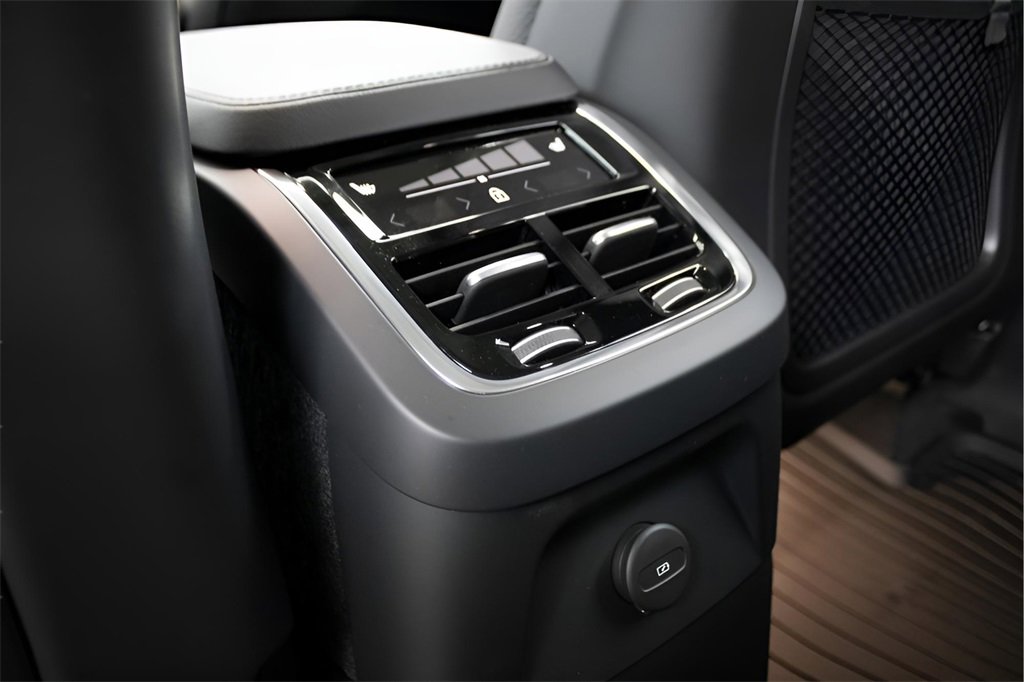 Certified 2025 Volvo XC90 T8 Plus w/ Protection Package Premier image 31