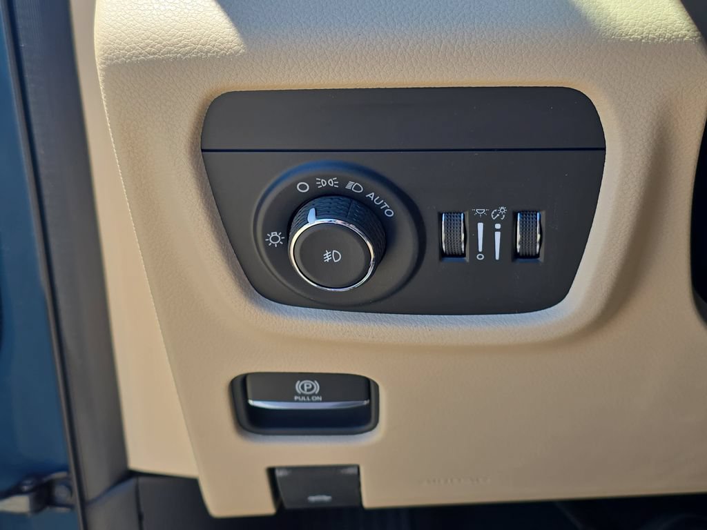 New 2026 Jeep Grand Cherokee Limited w/ Luxury Tech Group II AWD/4WD image 26