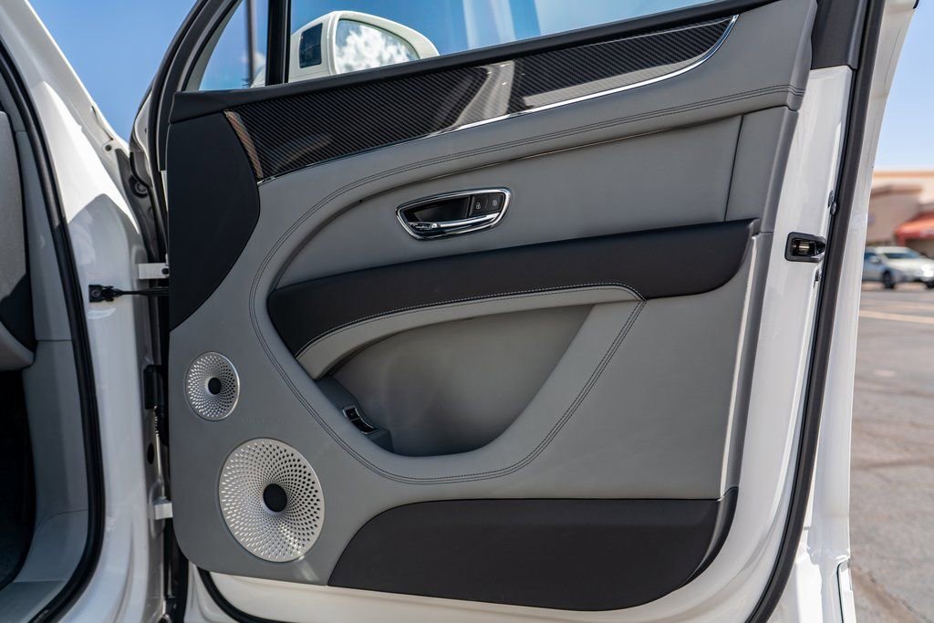 Used 2025 Bentley Bentayga image 48