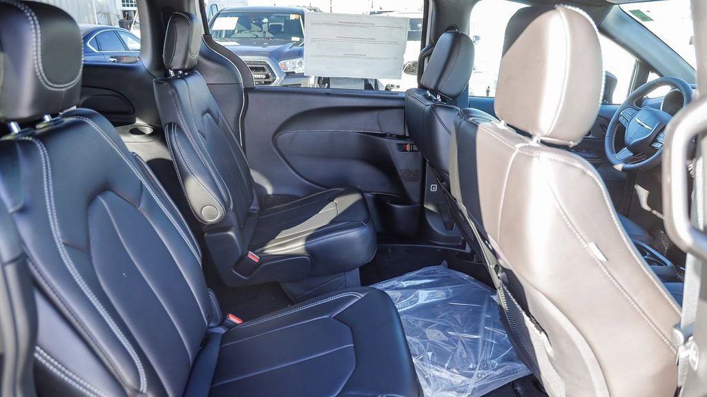 New 2026 Chrysler Pacifica Select w/ S Appearance Package image 18