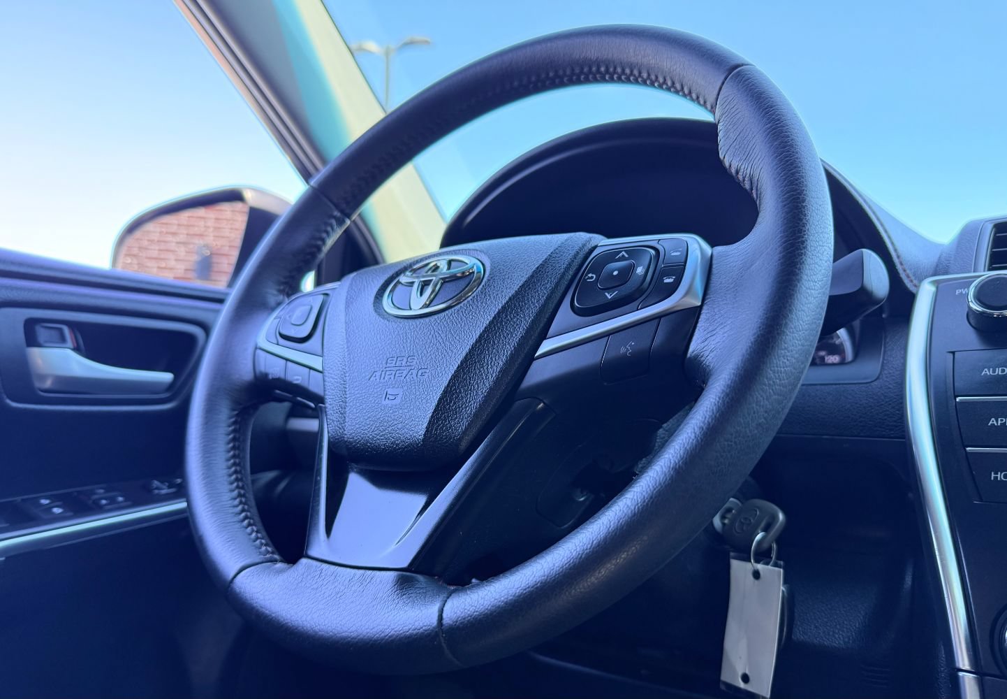 Used 2017 Toyota Camry SE w/ Moonroof Package FWD image 10