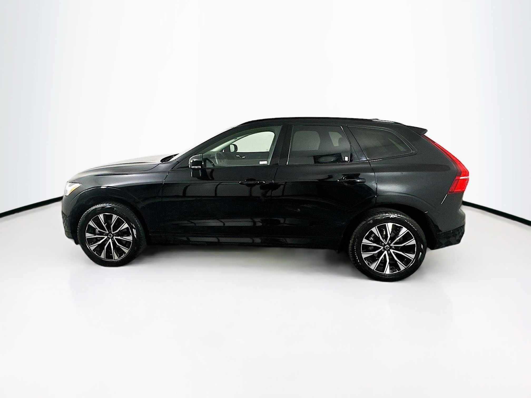 Used 2025 Volvo XC60 B5 Plus image 4