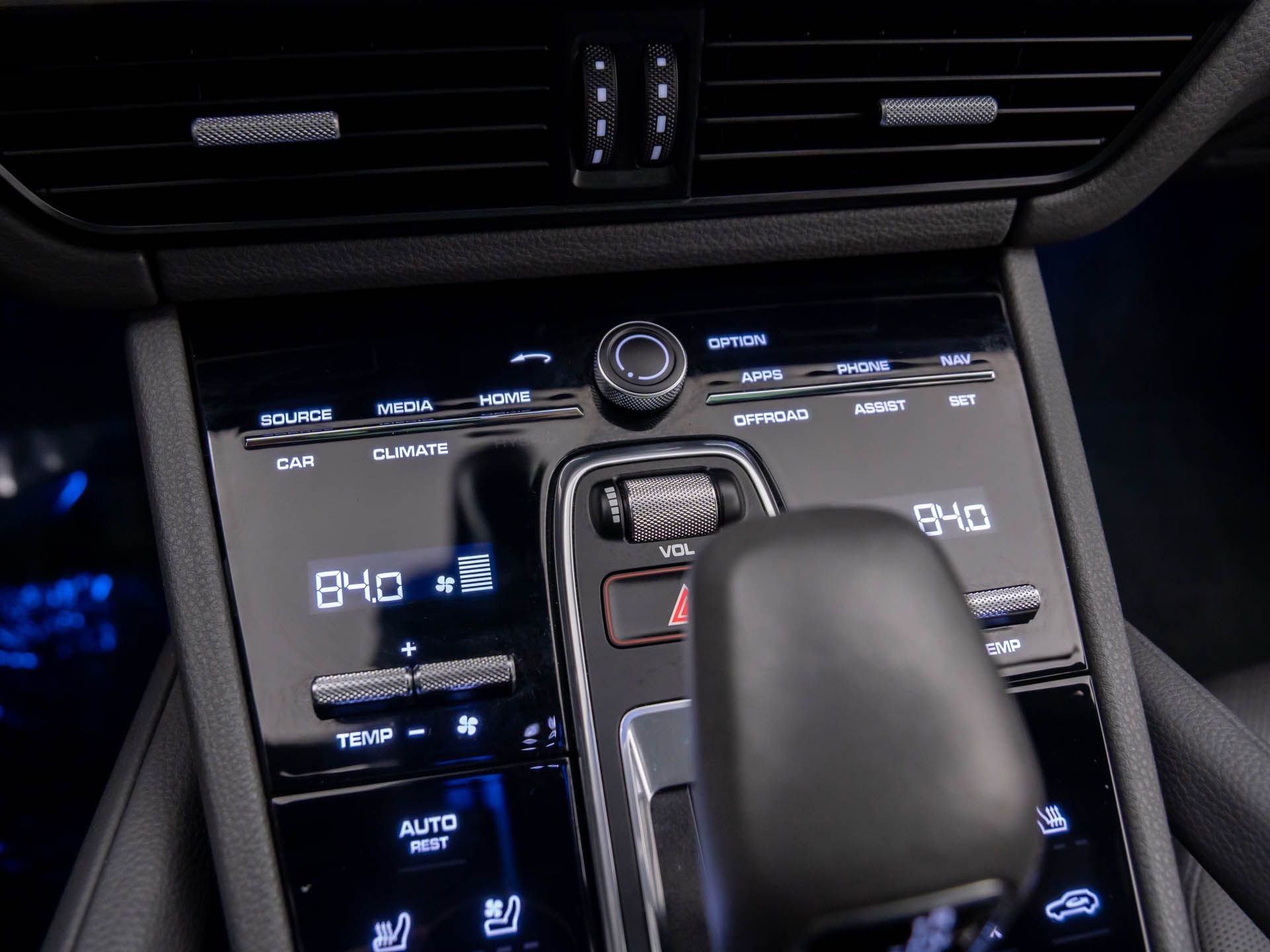 Certified 2022 Porsche Cayenne Platinum Edition image 22