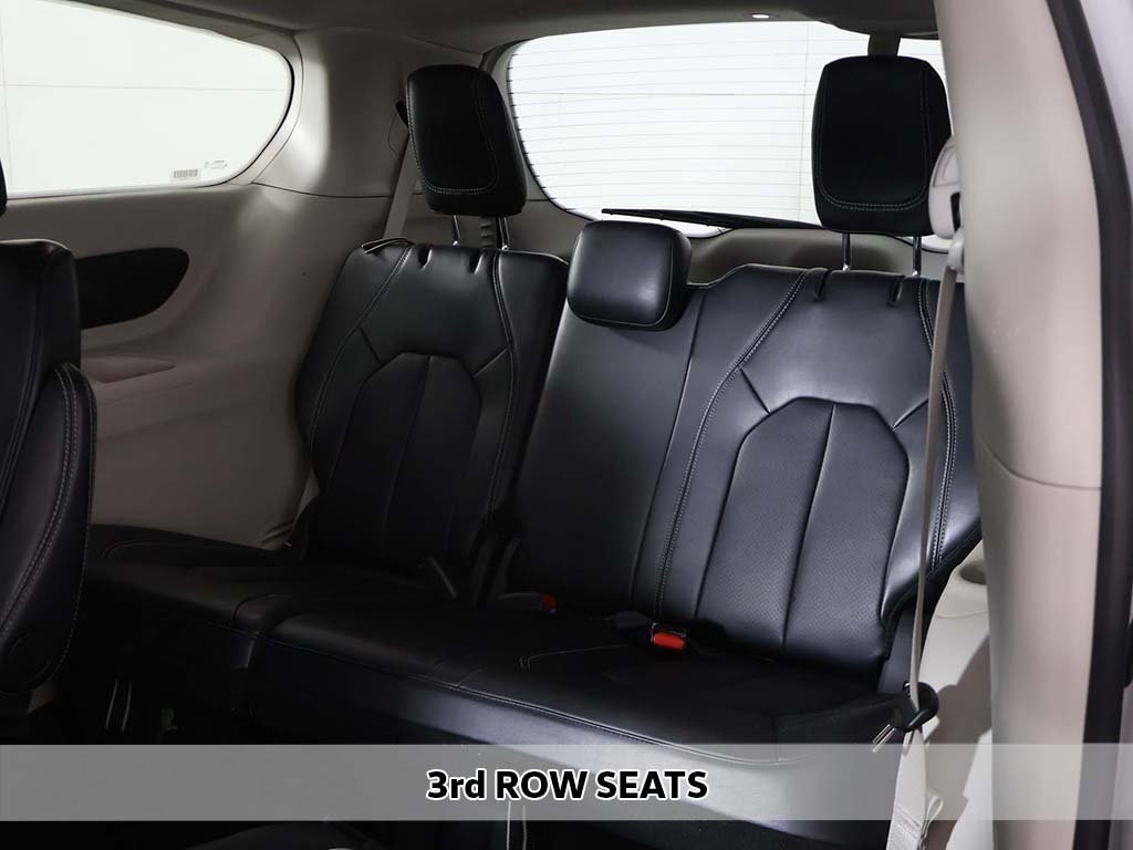 Used 2024 Chrysler Pacifica Touring-L image 7