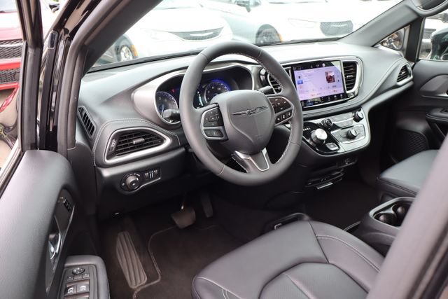 Used 2026 Chrysler Pacifica Select AWD/4WD image 15