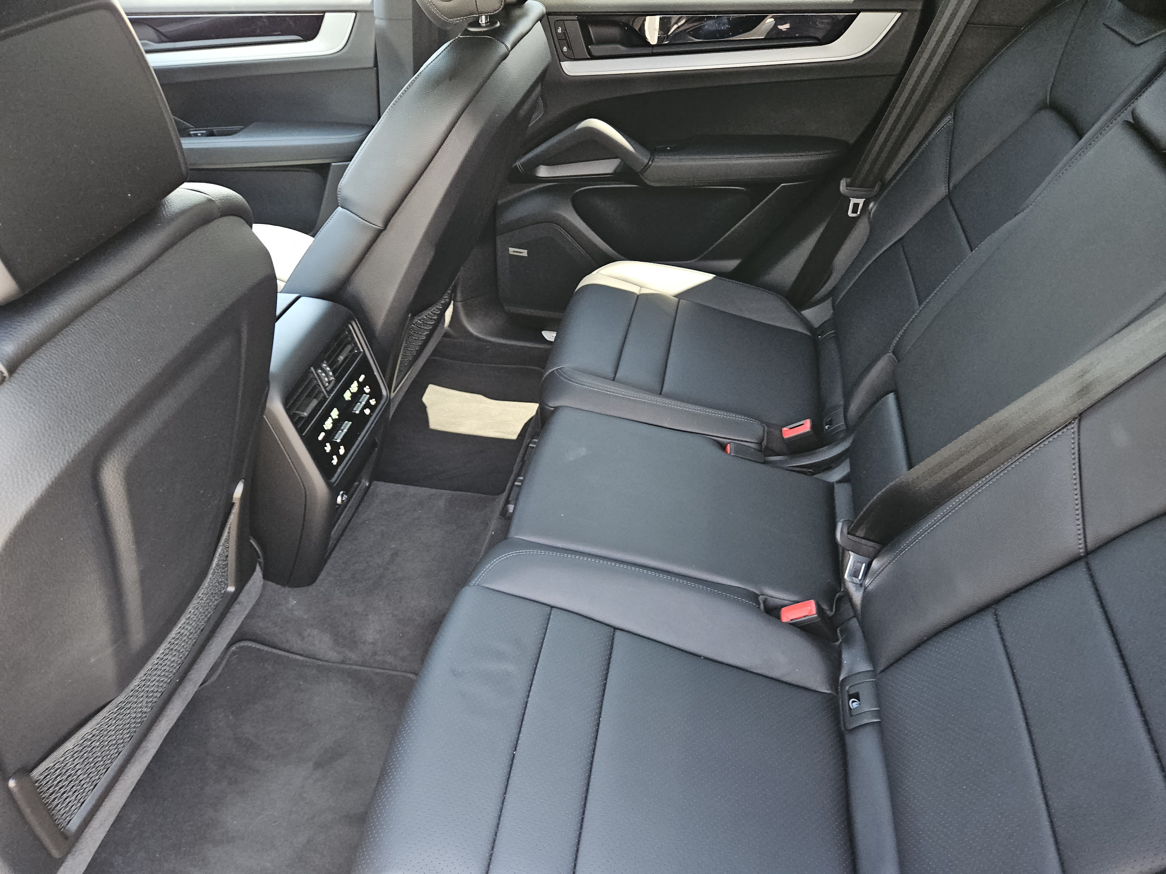 Certified 2024 Porsche Cayenne AWD/4WD image 28