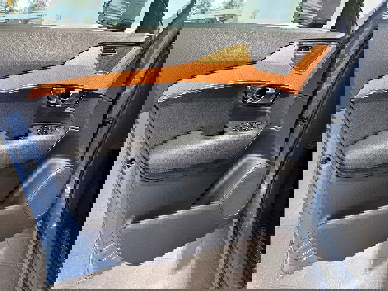 Used 2021 Volvo XC90 T8 Inscription Expression w/ Climate Package image 10