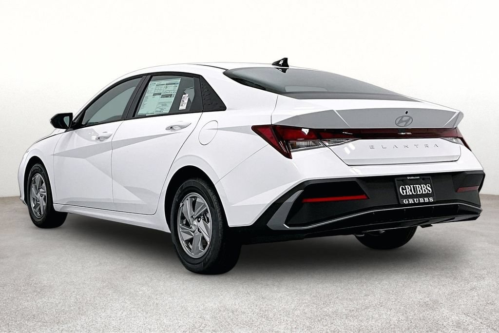 Used 2026 Hyundai Elantra SE FWD image 3
