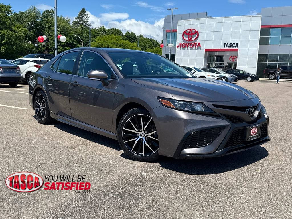 Used 2024 Toyota Camry SE w/ Cold Weather Package AWD/4WD image 1