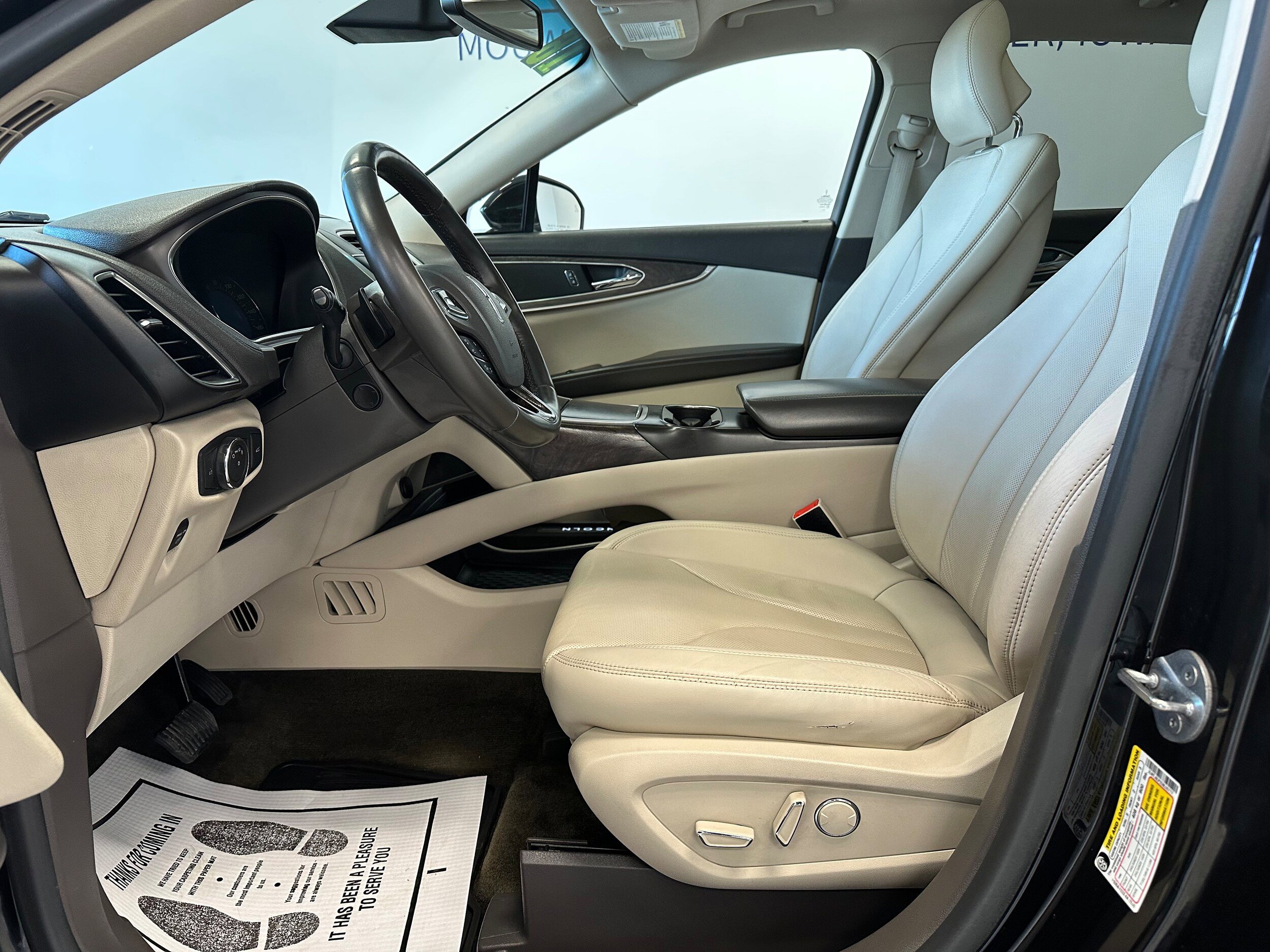 Used 2016 Lincoln MKX Reserve w/ Driver Assistance Package image 11