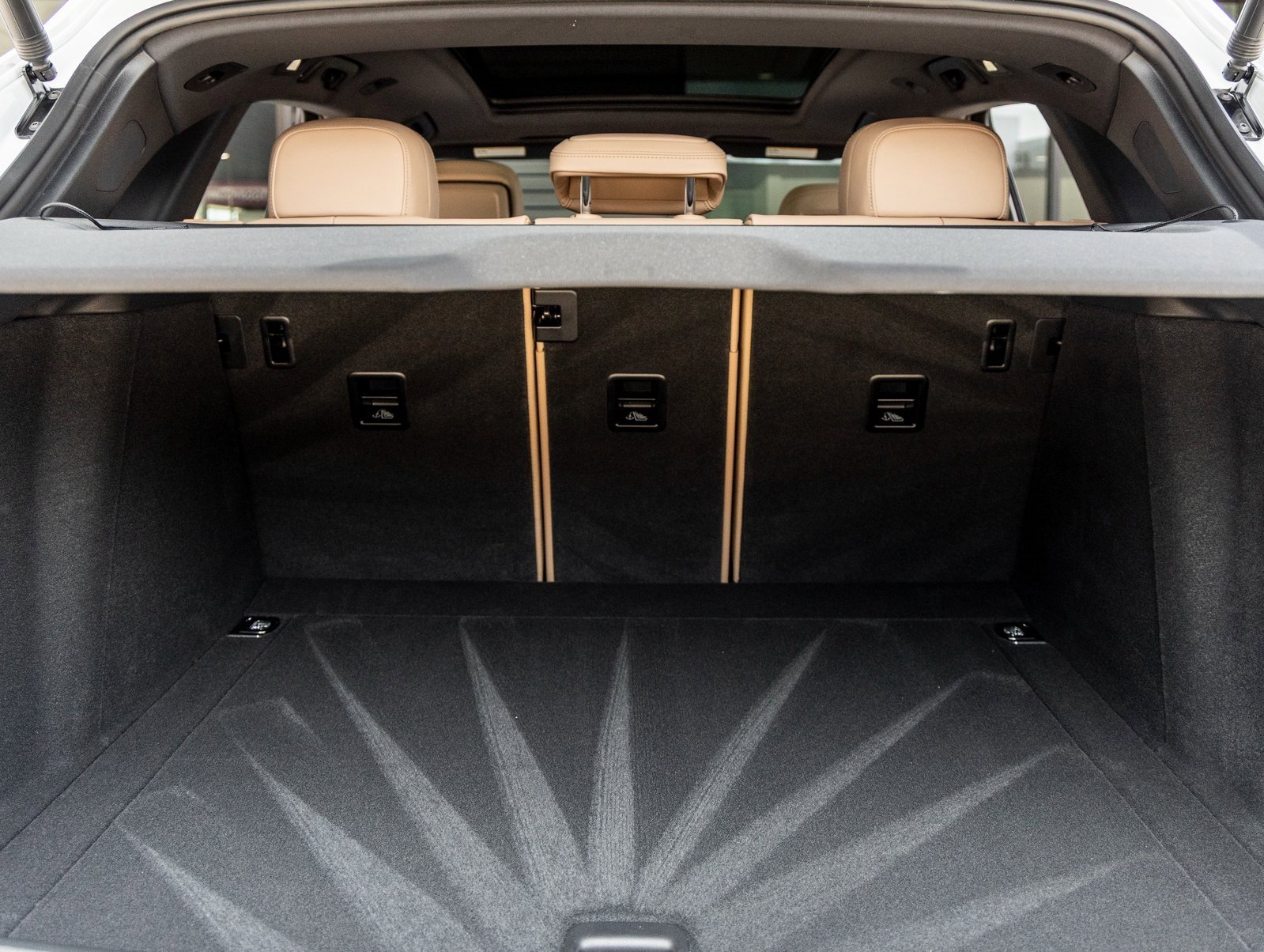 Used 2025 Porsche Macan image 33