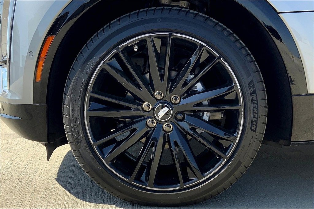 New 2025 Cadillac Lyriq Luxury image 13