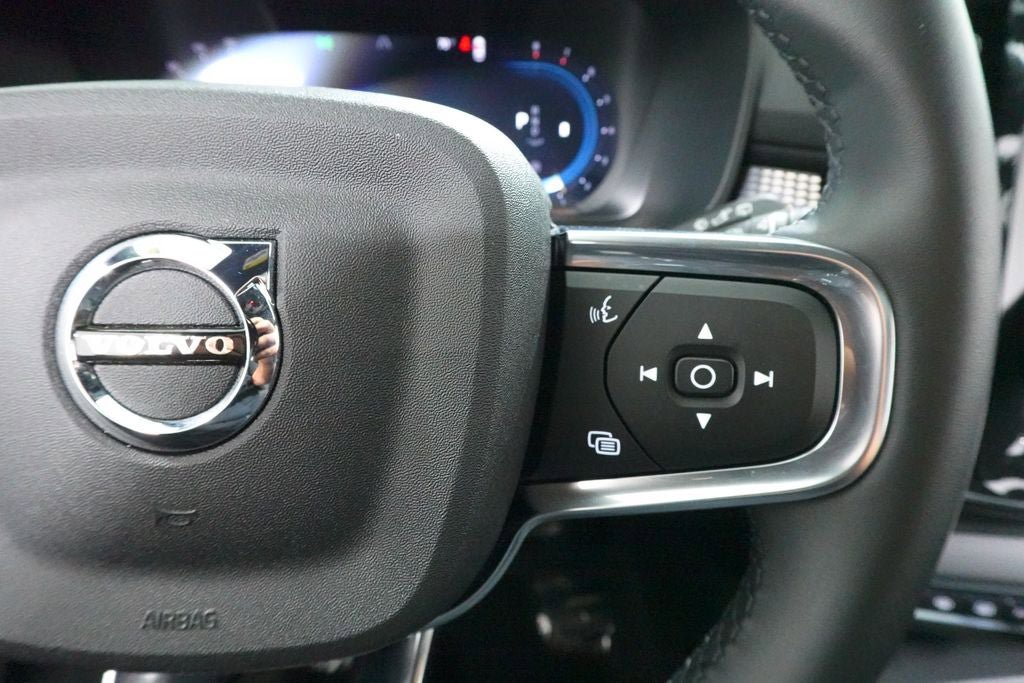 Used 2025 Volvo XC40 B5 Plus AWD/4WD image 12